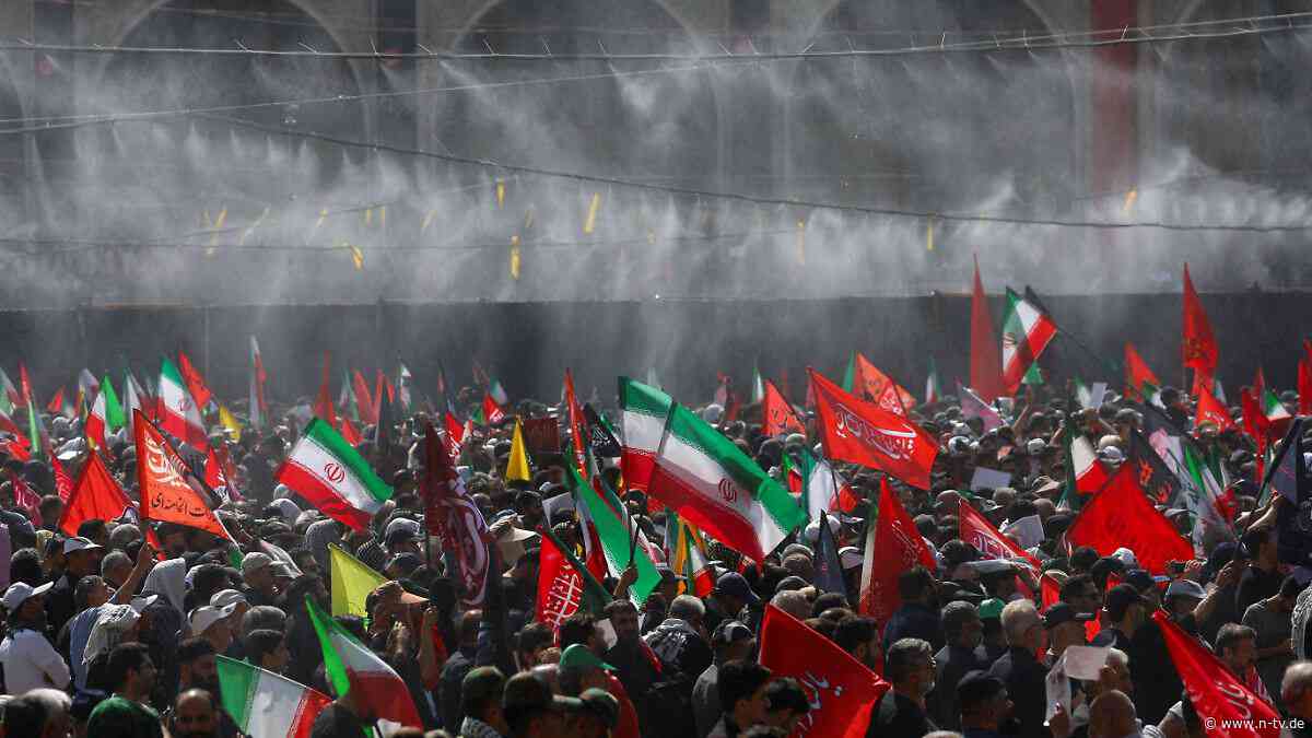 Massenandrang in Teheran: Tausende strömen zur Trauerfeier für Ajatollah Chamenei