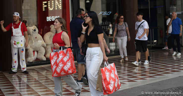 Saldi estivi 2026 al via da sabato 4 luglio: ecco il calendario per regione e le regole. Spesa media di 200 euro a famiglia, giro d’affari da 3,2 miliardi in Italia