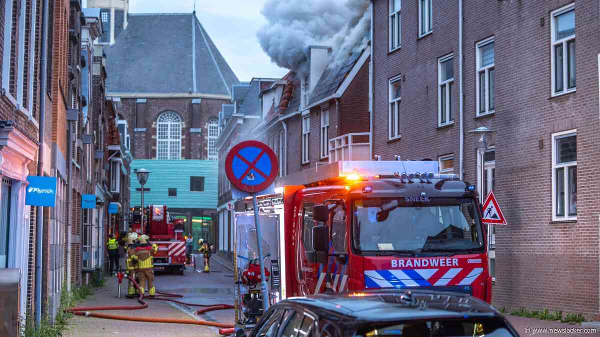 Vrouw (61) overleden bij grote uitslaande brand in flat in Sneek