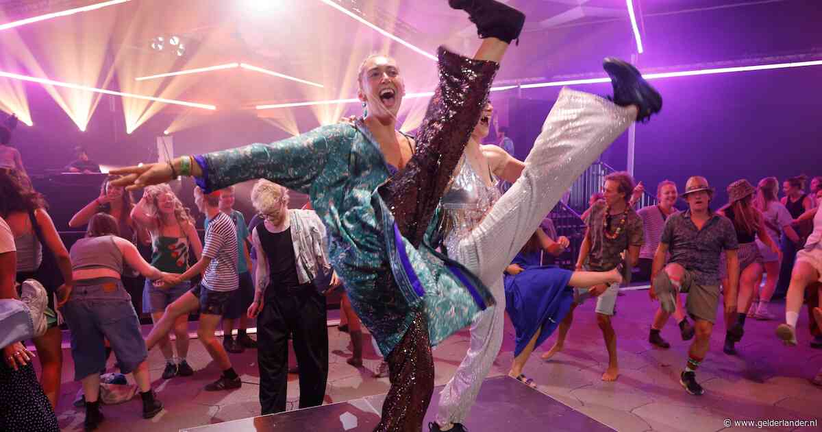 LIVE Down The Rabbit Hole | Warme dag: insmeren en genoeg drinken • Empire Of The Sun steelt de show