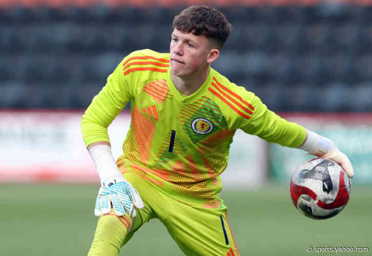 Celtic sign Warren Lyall after Arsenal trial