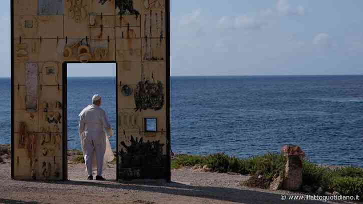Papa Leone attraversa la Porta d’Europa a Lampedusa e scende da solo sulla scogliera. La papalina vola via