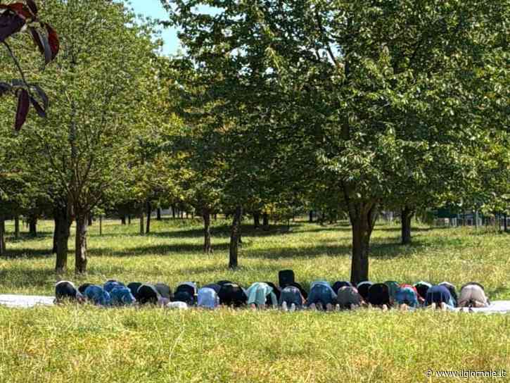 A Milano il parco come una moschea per la preghiera del venerdì: “Beppe Sala lo consente”