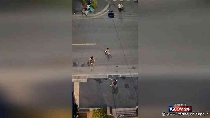 Si rincorrono in strada con mazza e bastoni, la rissa in via Padova a Milano immortalata in un video