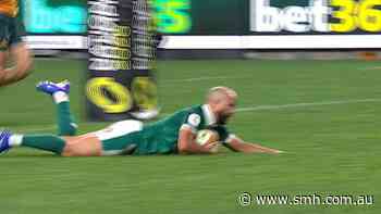 Ireland 'steal' late try with contentious pass