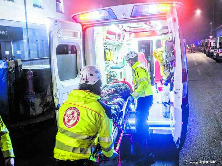 Terrore a Milano, uomo di 55 anni accoltellato da un 22enne gambiano. "Mai visto prima, ha estratto l'arma senza motivo"