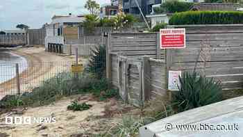 Legal advice backs Sandbanks beach access, group says