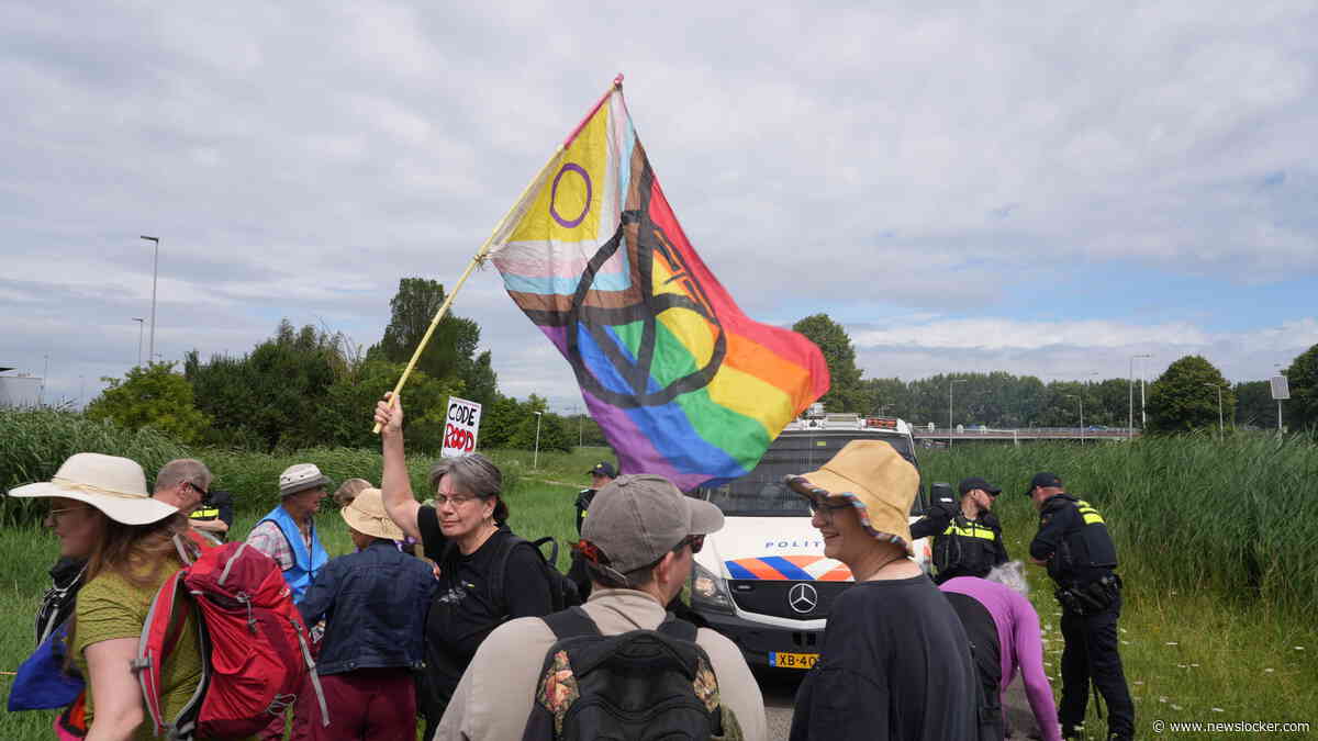 Boeren met trekkers dwarsbomen klimaatdemonstratie Extinction Rebellion