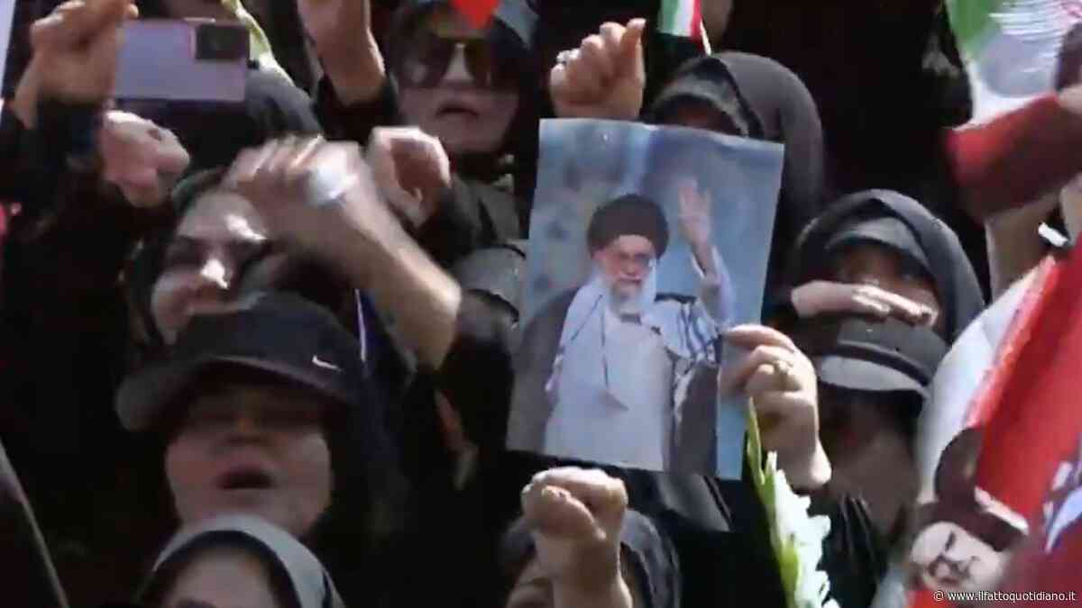 Milioni di persone in piazza a Teheran per l’addio a Khamenei. Urla contro gli Usa all’arrivo della bara: “Morte all’America”