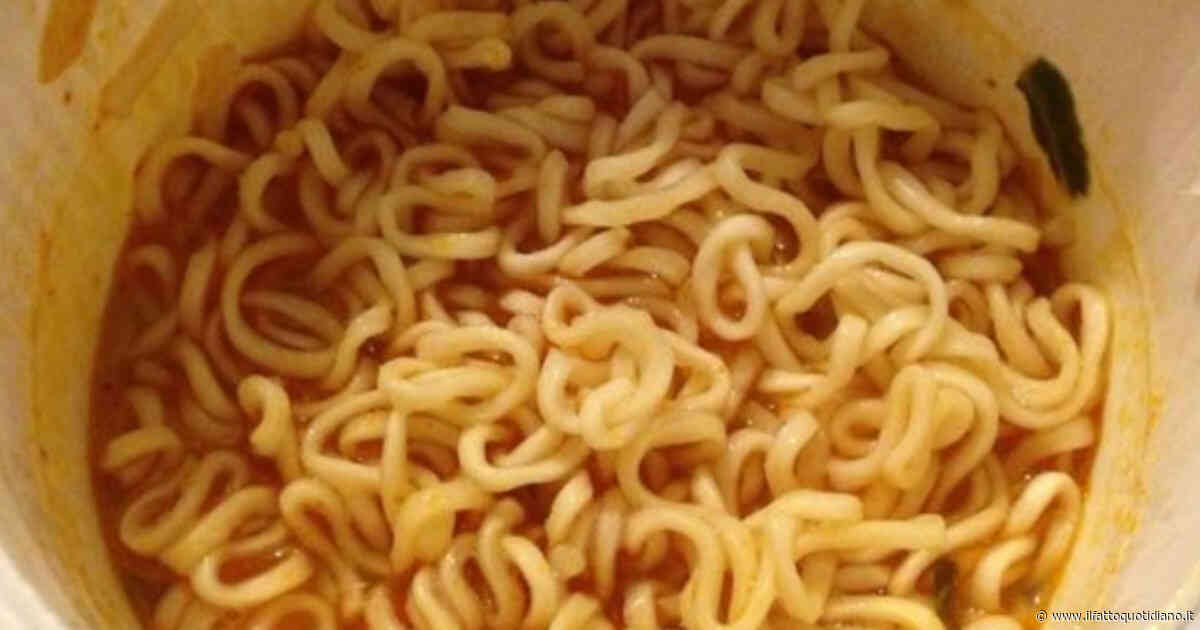 “C’è il rischio di nuovi contagi, le confezioni sono ancora nelle case”: 106 casi e 49 ricoverati, è allarme in Europa per un’epidemia di salmonella causata da noodles istantanei con pollo