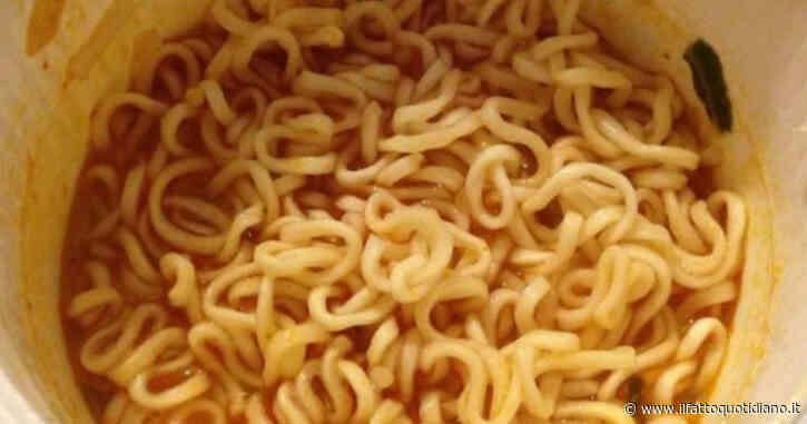 “C’è il rischio di nuovi contagi, le confezioni sono ancora nelle case”: 106 casi e 49 ricoverati, è allarme in Europa per un’epidemia di salmonella causata da noodles istantanei con pollo