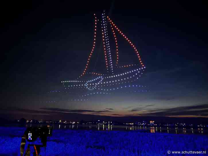 Bomvolle dijk bij indrukkwekkende droneshow Havendagen Werkendam