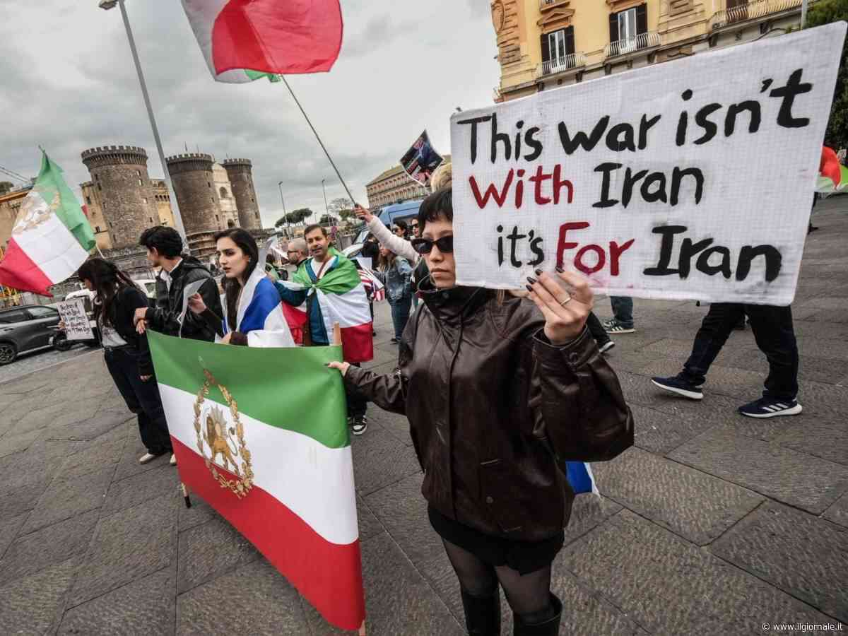 Milano: giovani iraniani manifestano contro il regime islamico