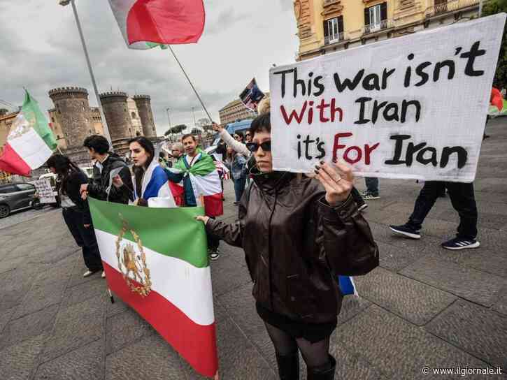 Milano: giovani iraniani manifestano contro il regime islamico