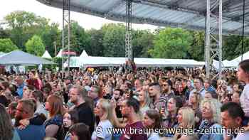 „Guten Tag, liebes Glück“: Kinderchor begleitet Popstar Lea spontan in Braunschweig