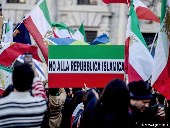 Guerra agli ayatollah e politiche Ue più dure: la manifestazione dei dissidenti iranini a Milano fuori dal consolato Usa