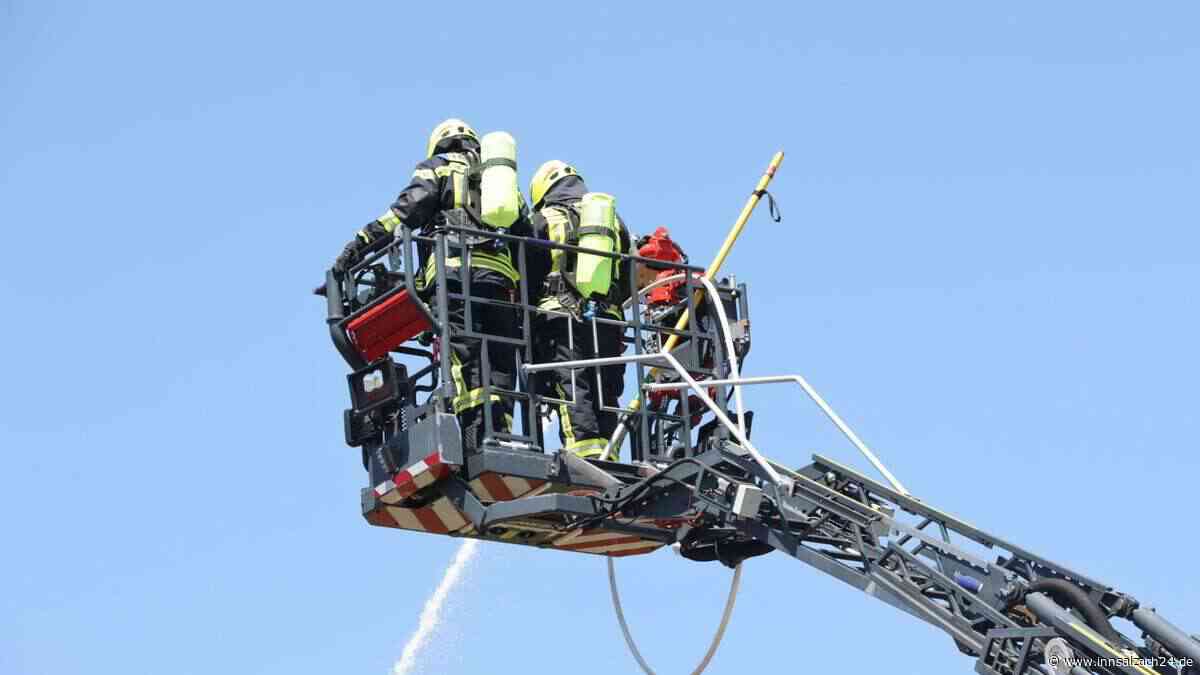 Feuerwehr-Großeinsatz in Peterskirchen: Dachstuhl geht in Flammen auf