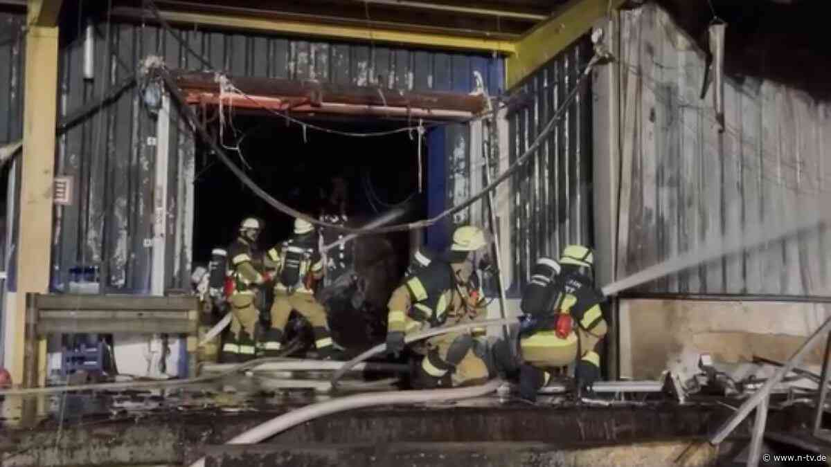Löscharbeiten dauern an: Feuerwehr bringt Brand auf Großmarkt in Stuttgart unter Kontrolle