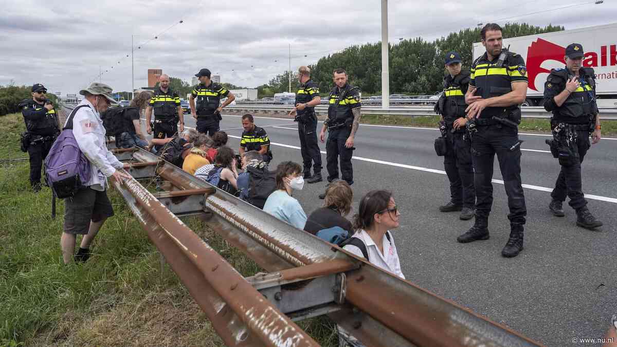 Politie grijpt in bij klimaatprotest op A12, boeren keren zich tegen blokkade