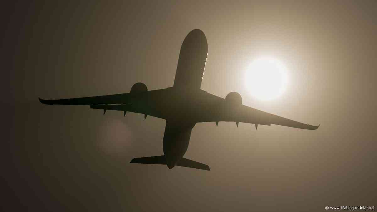 “Ha una pancreatite acuta”: pilota italiano si sente male mentre è in volo da Dubai a Londra, scatta l’atterraggio d’emergenza per l’Airbus di Emirates