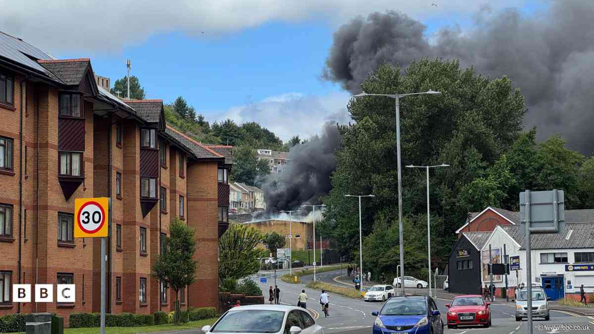Ffordd yng nghanol Abertawe ar gau ar ôl i dân achosi mwg du