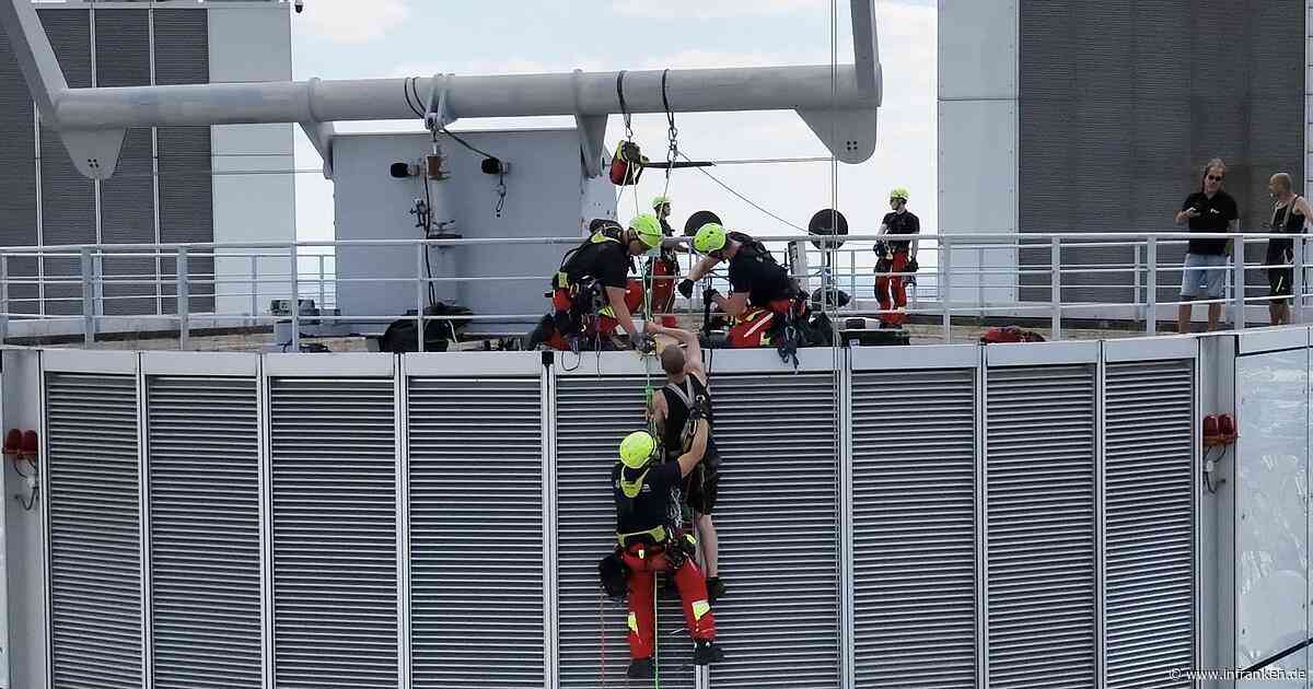 Fensterputzer stecken in 240 Metern Höhe fest - gefährliche Rettung