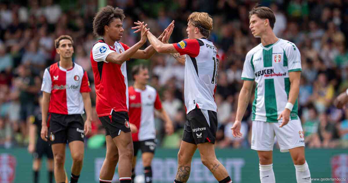 Feyenoord walst in eerste oefenduel over FC Dordrecht heen, Calvin Stengs scoort bij rentree