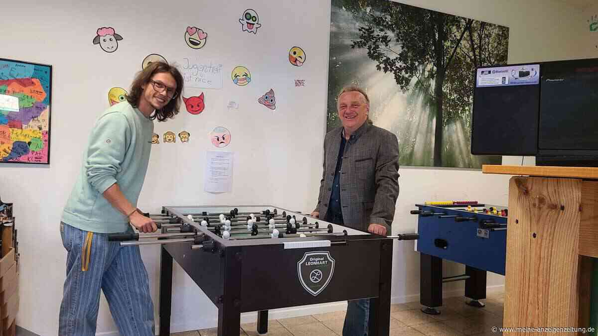 Zum Jubiläum bekommt der Nandlstädter Jugendtreff einen neuen Kickertisch
