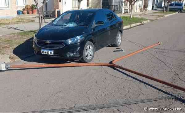 Tornquist: una columna de alumbrado cayó sobre un auto