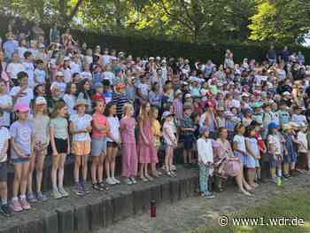 Schüler singen gemeinsam in Bonn