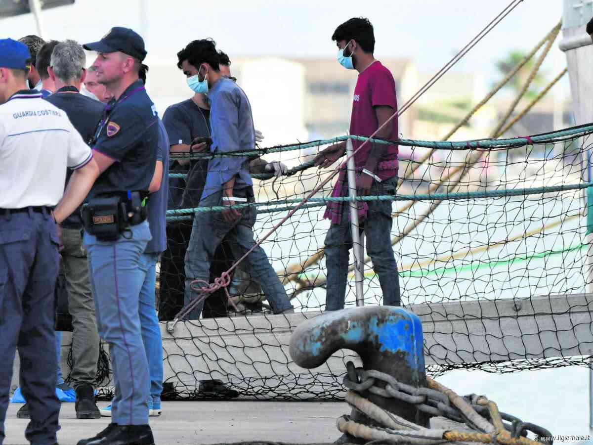 Immigrazione: italiani contrari agli sbarchi e favorevoli ai rimpatri