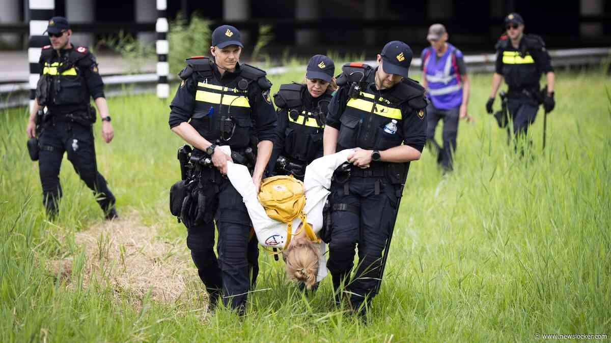 Demonstranten XR die A12 wilden betreden weggevoerd, boeren met trekkers dwarsboomden klimaatdemonstratie