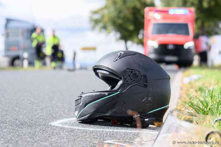 Motorradfahrer gerät in Gegenverkehr und stirbt
