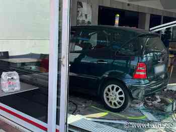 Auto durchbricht Schaufenster in Bornehim