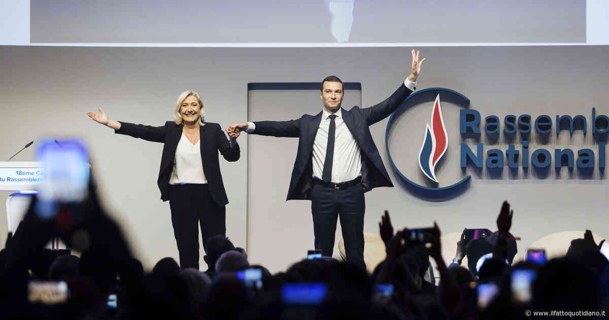 Marine Le Pen, l’ultimo selfie prima del giorno del giudizio: “Non farò campagna con il braccialetto elettronico”