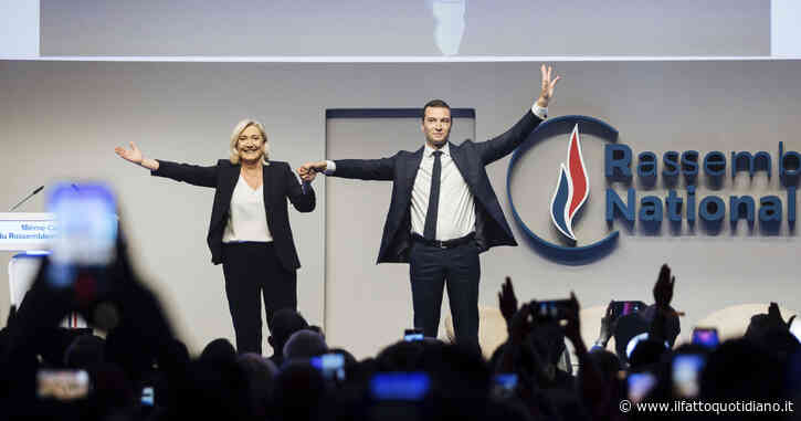 Marine Le Pen, l’ultimo selfie prima del giorno del giudizio: “Non farò campagna con il braccialetto elettronico”