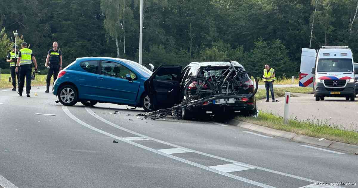 Zware crash met vijf gewonden, onder wie twee kinderen: vermoedelijk na stuurcorrectie uit berm