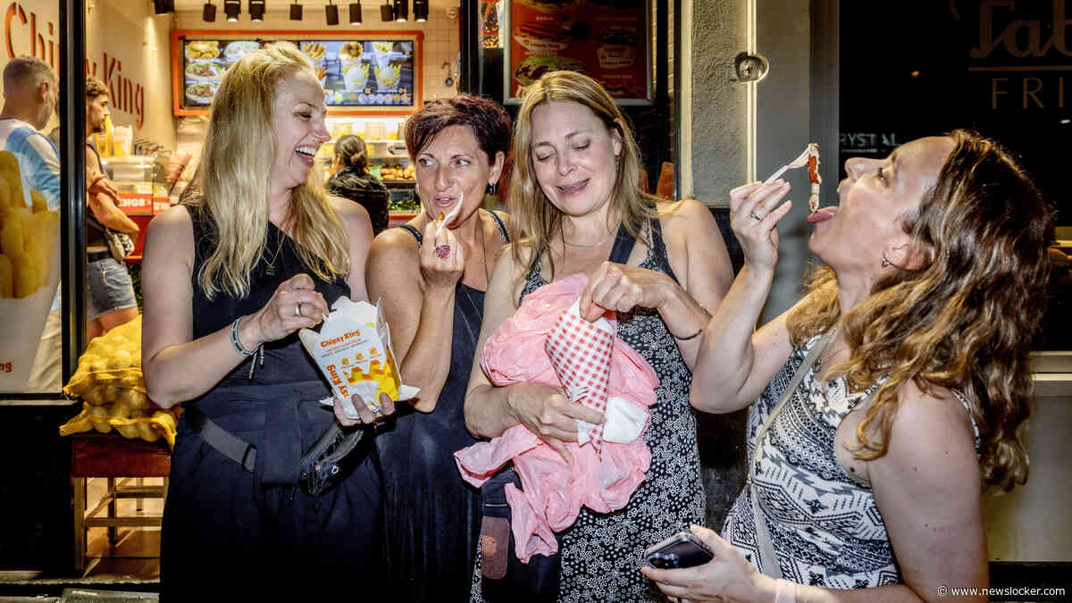 Frikandel, friet en berenhap blijven favoriete nachtelijke vette bek na het stappen: ’Voor 3 euro zit je vol’