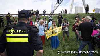 Ruim 270 klimaatdemonstranten aangehouden bij poging tot blokkade van A12