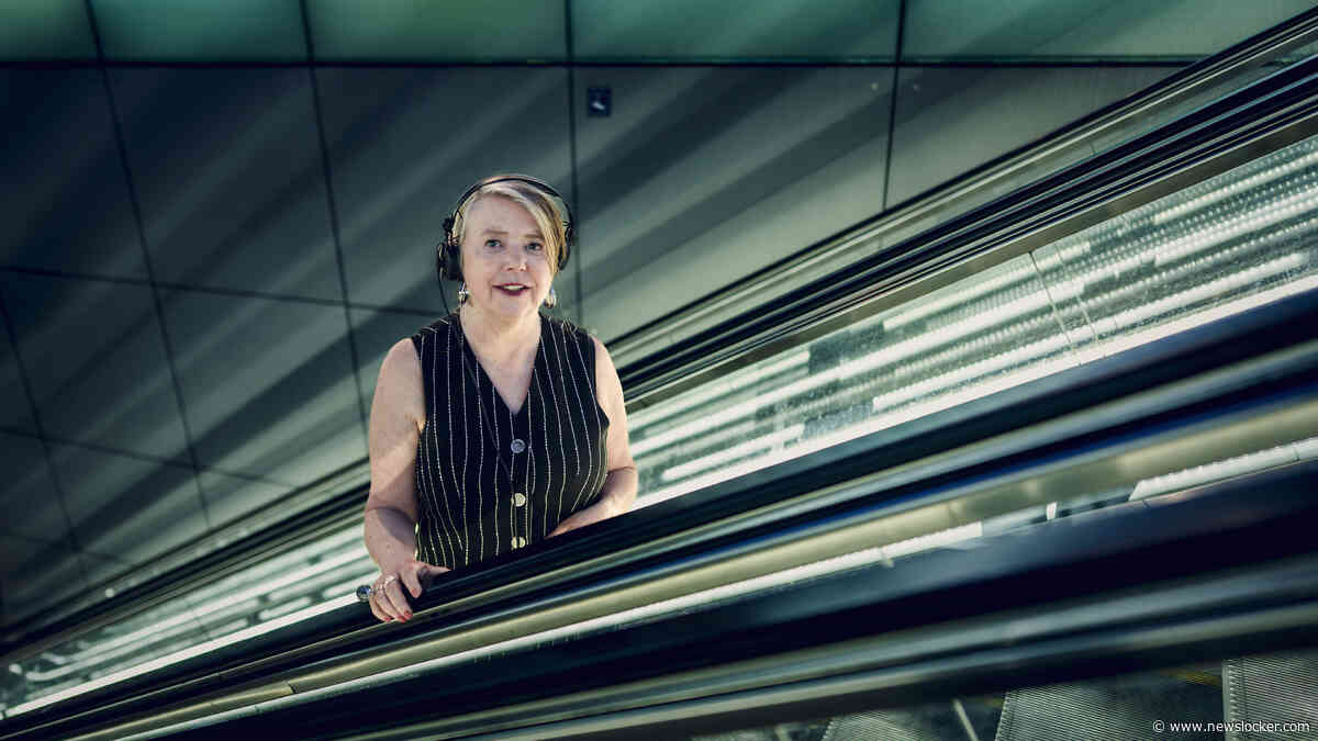 Esther (61) is DJ-Je Moeder: ’Mijn tourmanager beschermt mij tegen te opdringerige mannen’