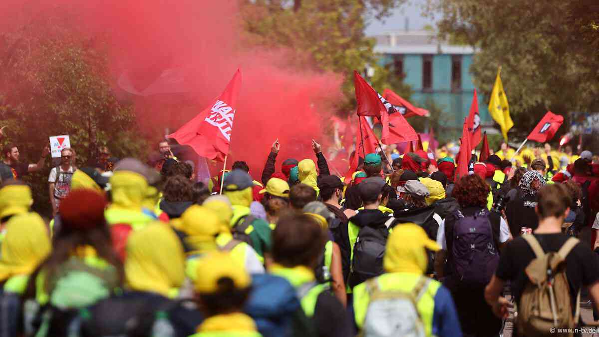 "Mit Flaschen angegriffen": Reporterteam bei Protesten gegen AfD-Parteitag attackiert