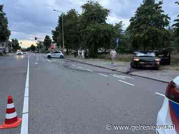 Bestuurder verliest macht over stuur en botst op andere auto
