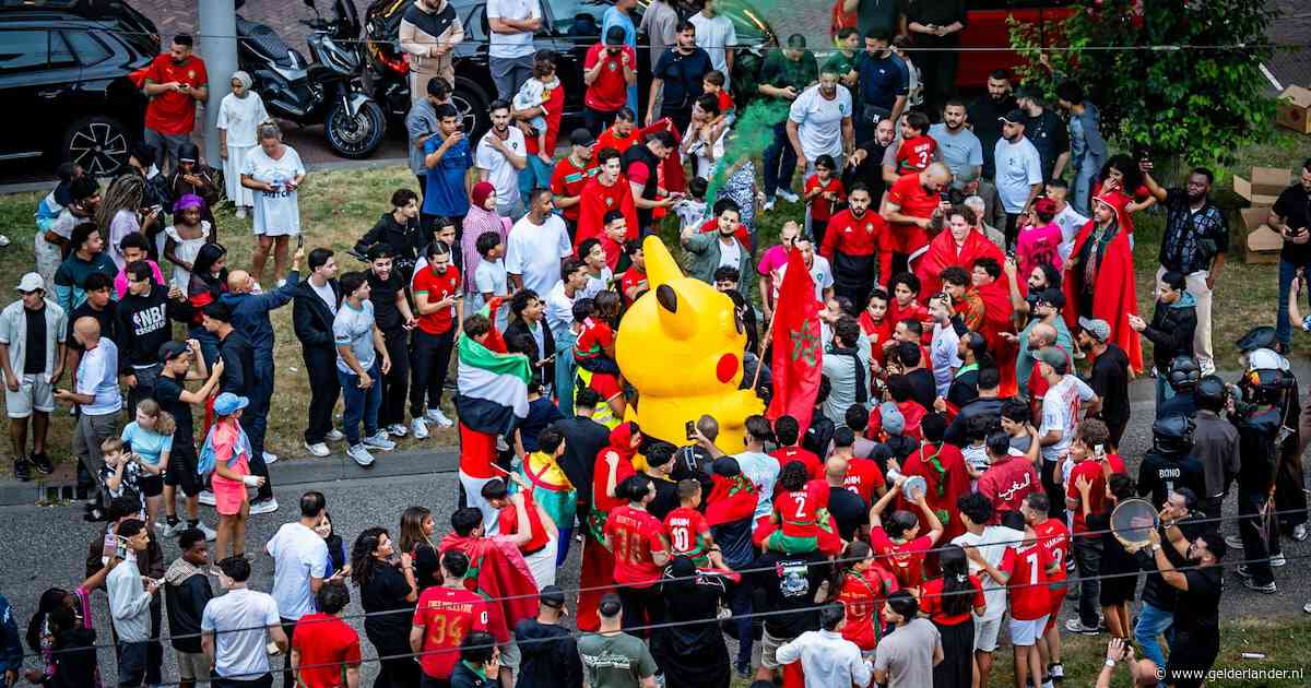 Marokkaanse fans vieren toeterend feest in Arnhem en Nijmegen (let op: geluid aan!)