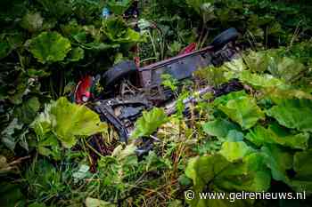 Auto slaat over de kop en belandt in greppel