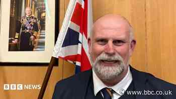 Mayor vows to stay on despite no confidence vote