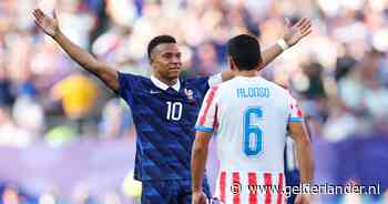 Frankrijk kraakt stug Paraguay na VAR-penalty en treft Marokko in kwartfinale