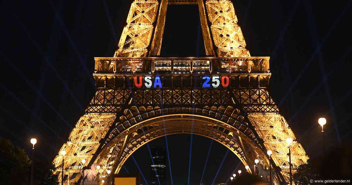 Man beklimt Eiffeltoren met Amerikaanse vlag en wordt opgepakt