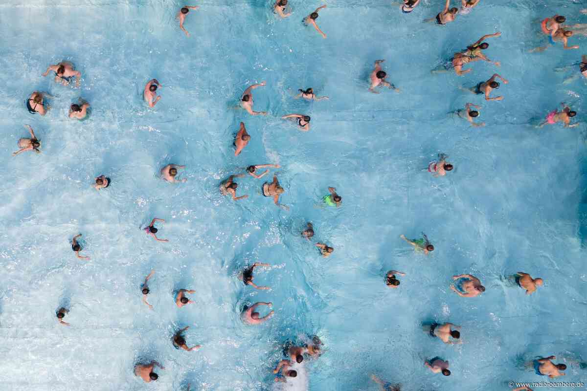 Handy am Beckenrand? Bademeister ermahnen Eltern