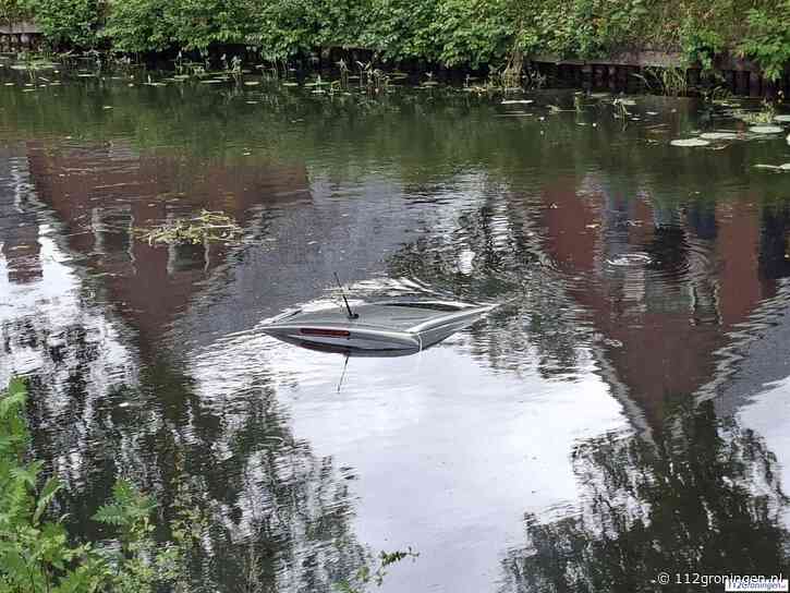 Auto belandt in kanaal na aanrijding in Musselkanaal, één persoon naar ziekenhuis