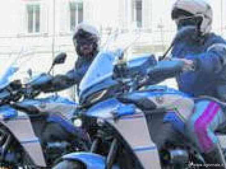 Diciannovenne semina il panico in moto. Un poliziotto lo blocca ma resta ferito
